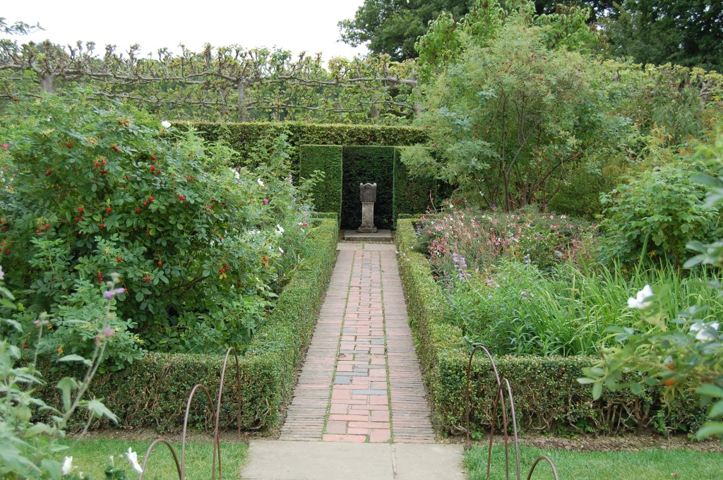 2013-09-12 10.09.10 Sissinghurst rose garden