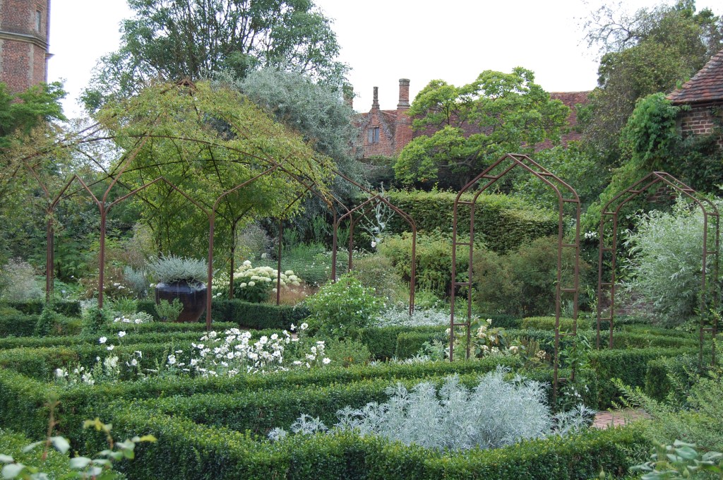 sissinghurst white garden