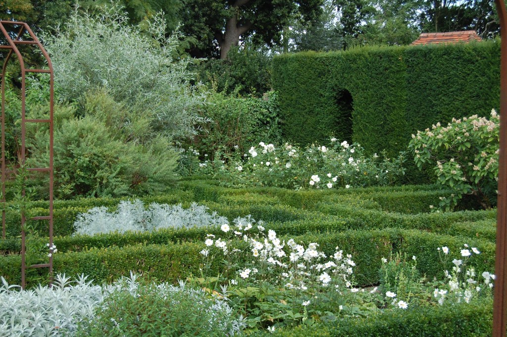 sissinghurst white garden