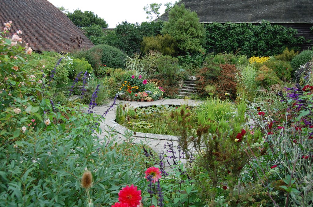 2013-09-14 07.10.40 great dixter sunk garden