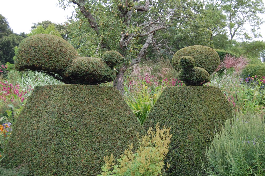 2013-09-14 07.49.00 great dixter, peacock garden