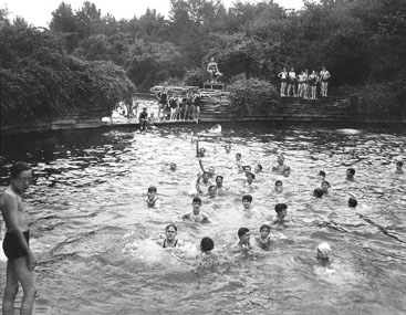 Columbus Park "swimming hole", 1935. Source: Jensjensenthelivinggreen.org