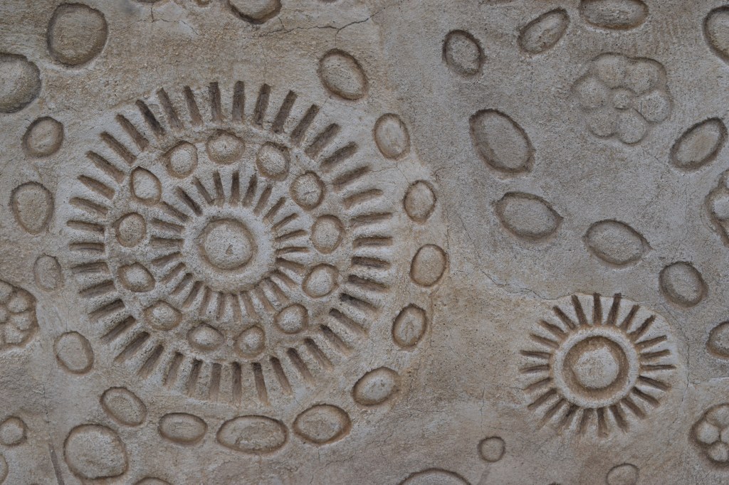 Rodia also used all kinds of objects to create patterns in the mortar.