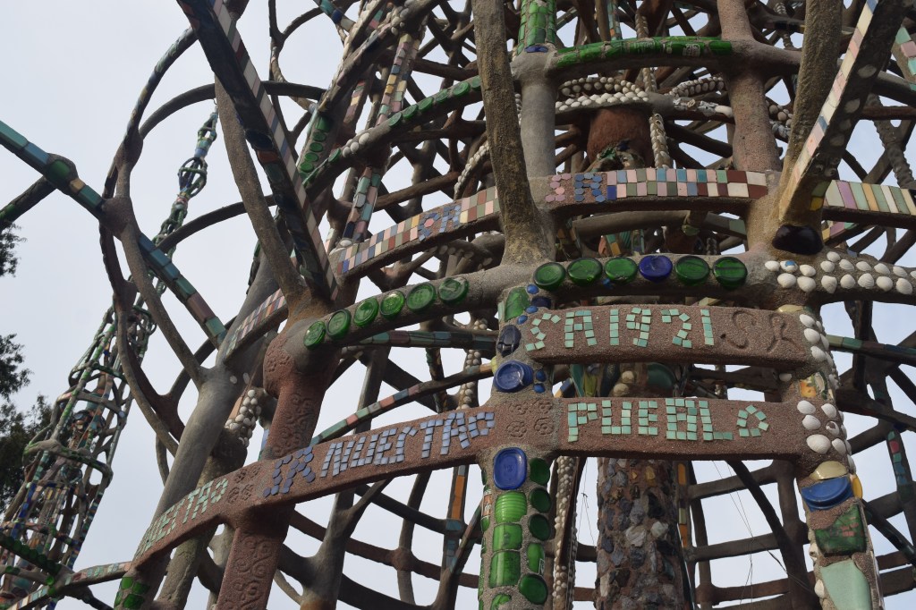 Rodia wrote his initials, "SR" on several places around the towers.