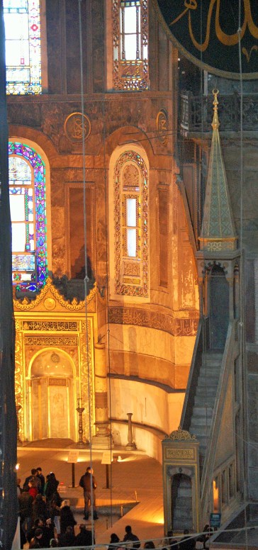 Pulpit to the right, mehrab to the left.